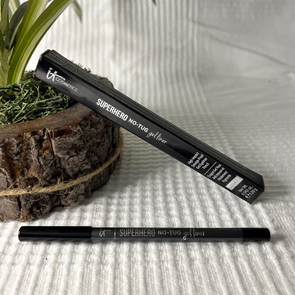 It Cosmetics Superhero No-Tug Sharpenable Gel Eyeliner, Magical State - Picture 4 of 8